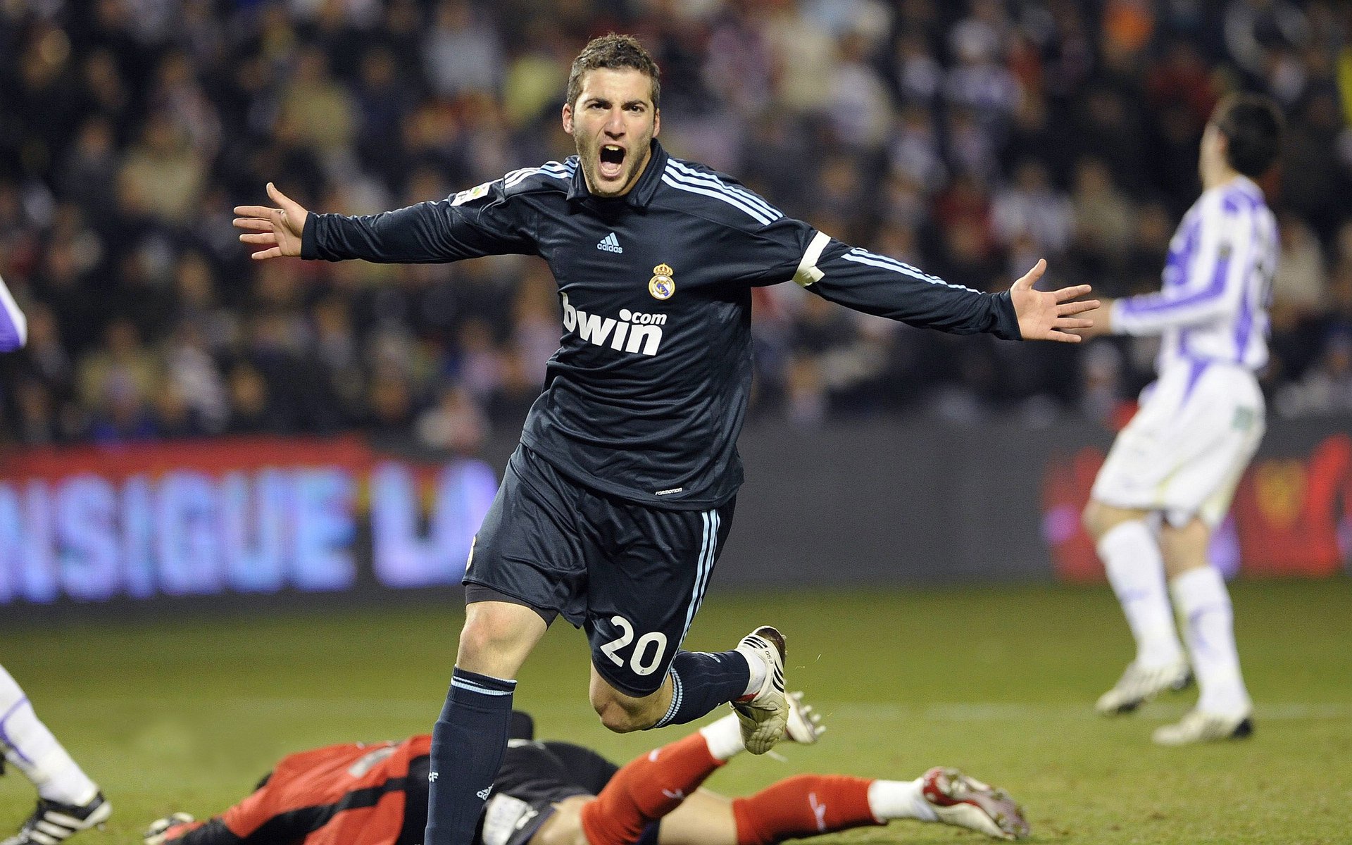 一锤定音!阿德托昆博面对防守中投命中,绝杀步行者,阿德托昆博受伤了吗